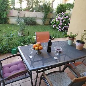 Spacious With Big Garden Near Apartment